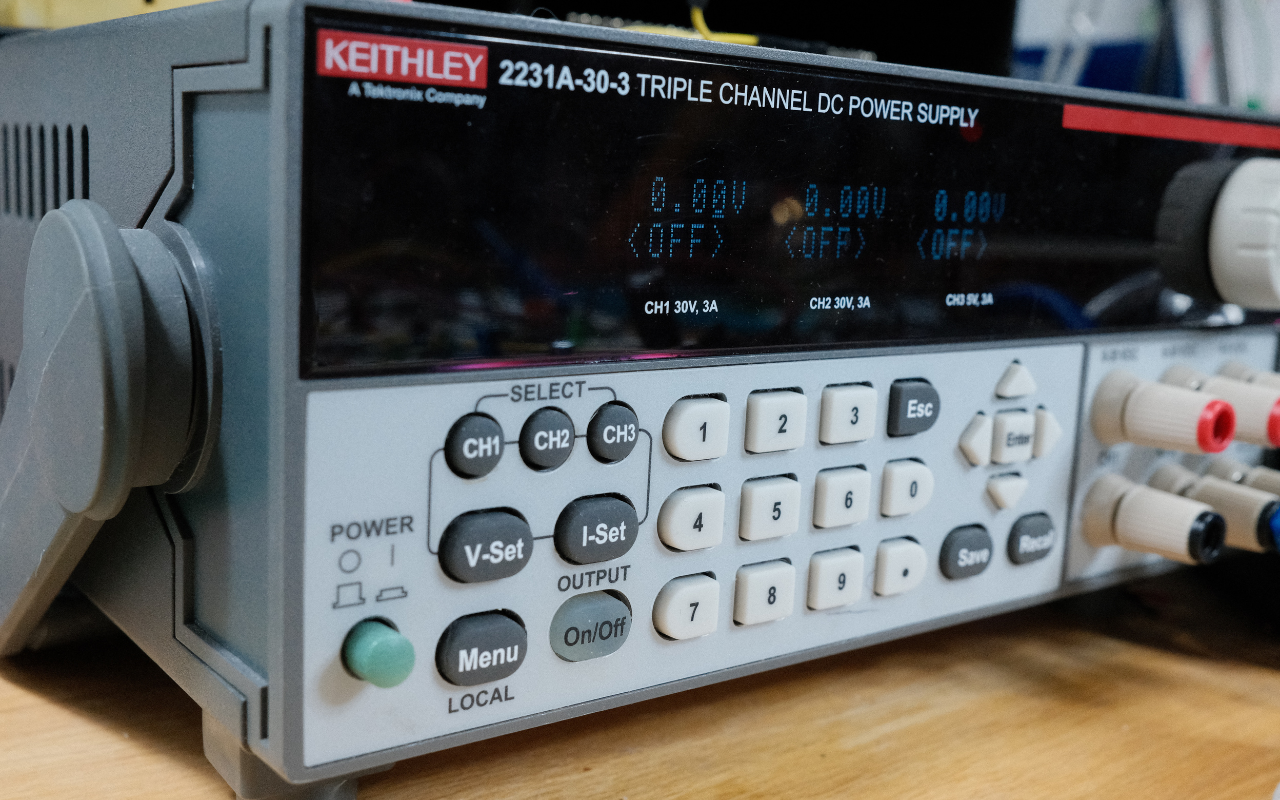 Benchtop DC Power Supply KEITHLEY รุ่น 2231A-30-3 Programmable Ivory Electronics