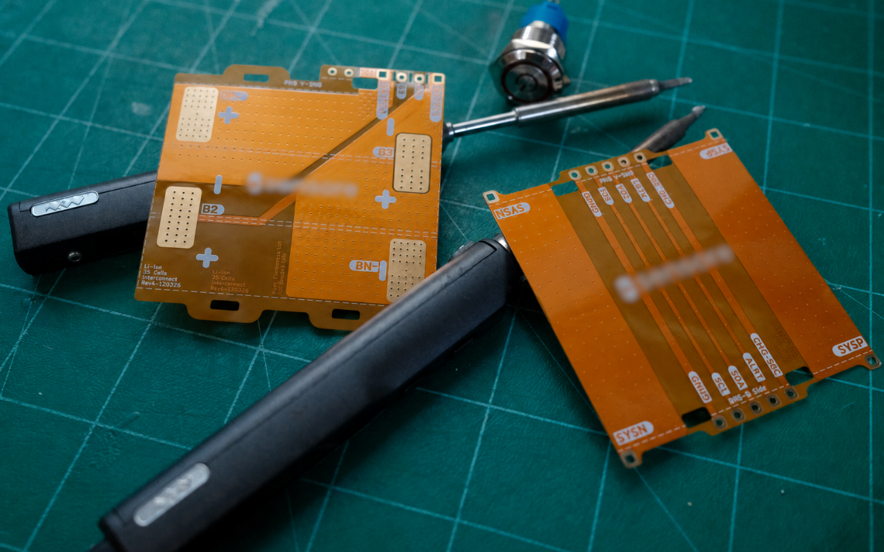 Blur แผ่นวงจรพิมพ์แบบยืดหยุ่นเชื่อมต่อเซลล์แบตเตอรี่ Flexible PCB Cells Interconnect sensore ออกแบบร่วมกับ Ivory Electronics